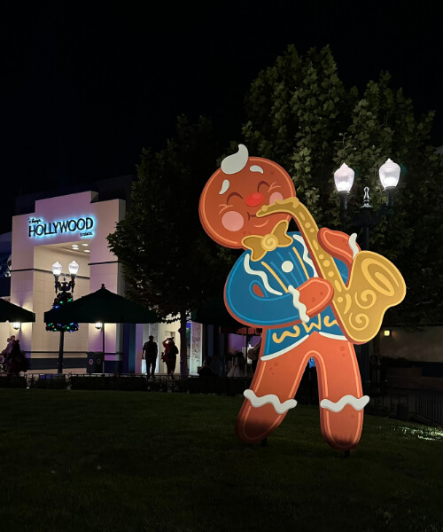 ollie_gingerbread_cookie_mascot_disney_jollywood_nights